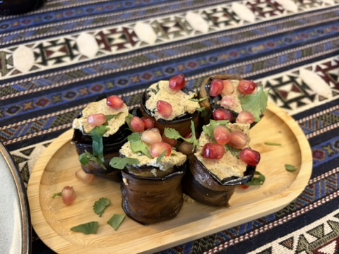 Auberginenröllchen mit Walnusspaste und Granatapfelkernen