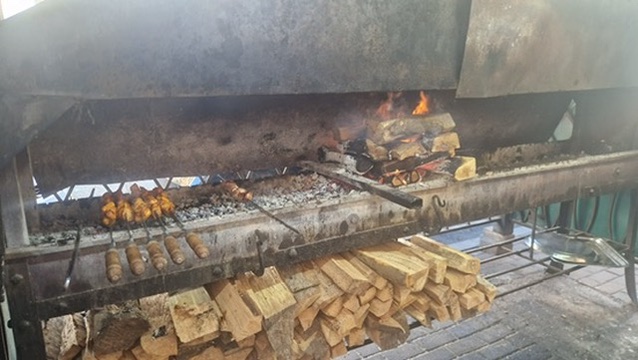 Mtsvadi-Spieße auf dem Mangal über Glut